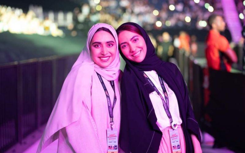 على يمين الصورة آلاء العوضي مؤسسة ورئيسة نادي تشويقو أثناء تواجدها في الحفل. (الصورة من آلاء العوضي)