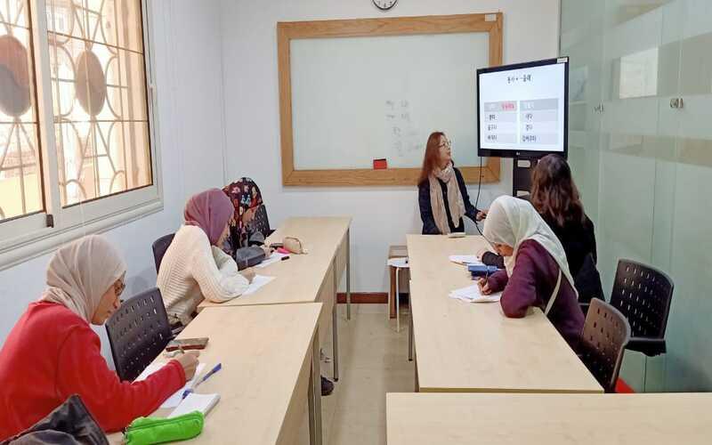الصورة تظهر الطلاب بالفصل أثناء شرح القواعد الخاصة بالمحاضرة. (الصورة من المراسلة منةاللّه منصور)