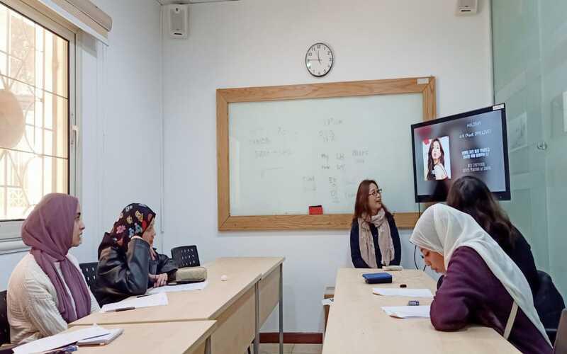 الصورة تظهر لقطة أثناء عرض أغنية 'العطلة' وكانت هذه أخر دقائق في المحاضرة. (الصورة من المراسلة منةاللّه منصور)