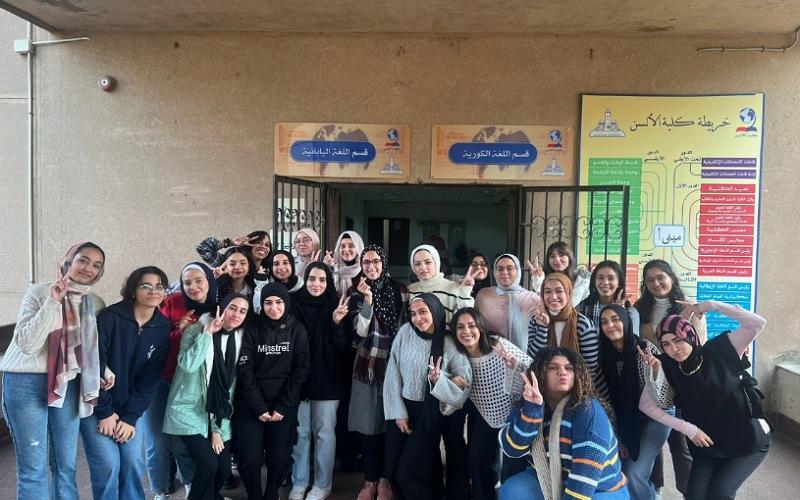 تظهر الصورة شيرين سونسينيم مع طلابها أمام قسم اللغة الكورية بكلية الألسن جامعة عين شمس (الصورة من شيرين عمارة سونسينيم وتم اخذ الأذن منها لاستخدامها في المقال)