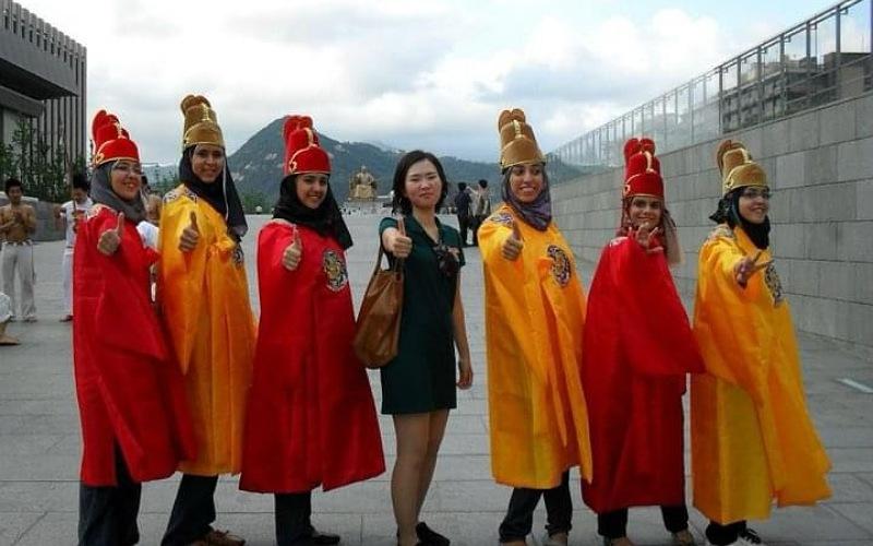 تظهر الصورة شيرين سونسنيم مع أصدقائها وهم في الكوانجهوامون وهي منطقة وسط البلد في كوريا وهم يرتدون زى الهانبوك ولكن الخاص بالملوك وأيضا مع صديقتها الكورية وذلك أثناء حضورها الدورة الصيفية التي أقميت في كوريا كطالبة في كلية الألسن قسم اللغة الكورية (الصورة من شيرين عمارة سونسينيم وتم اخذ الأذن منها لاستخدامها في المقال)