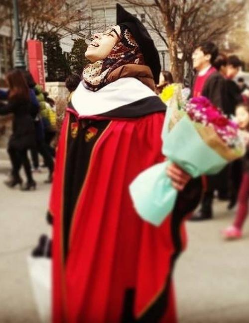 تظهر الصورة شيرين سونسينيم بعد تكريمها لحصولها على درجة الماجستير من جامعة كوريا (الصورة من شيرين عمارة سونسينيم وتم اخذ الأذن منها لاستخدامها في المقال)