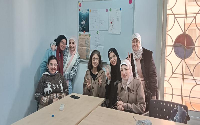 صورة تذكارية جماعية في نهاية الدراسة لطلاب كورس الصوتيات (النطق الكوري) مع المعلمة مى هيانج بارك في المركز الثقافي الكوري بمصر ( الصورة من هبة عصام إبراهيم).