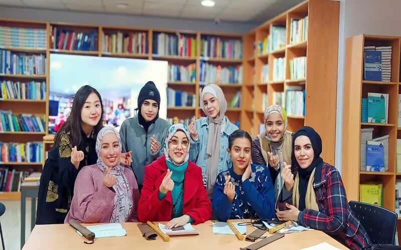 صورة مجمعة للمشاركين بعد مشاهدة فيديو العزف الأخير لنا في مكتبة المركز الثقافي الكوري بالقاهرة.