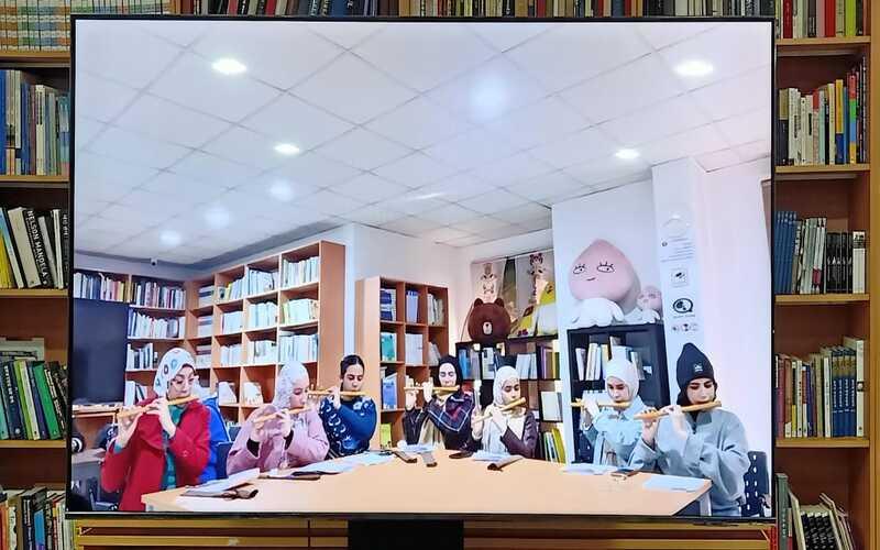 الصورة تظهر مشهد لنا أثناء عرض الفيديو الخاص بنا على شاشة مكتبة المركز الثقافي الكوري بالقاهرة.