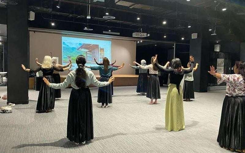 سوهيون لي وجانب آخر من التدريب علي الرقصات في المركز الثقافي الكوري في أبو ظبي الصورة منها مع الإذن.