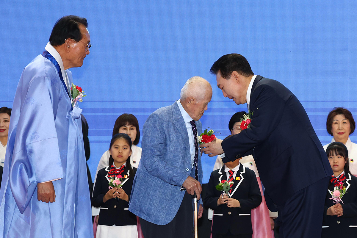 الرئيس يون سوك-يول يقدم زهور القرنفل لكبار السن المشاركين في الذكرى الثانية والخمسين ليوم الوالدين التي أقيمت بصالة جانغتشونغ الرياضية يوم 3 مايو.
