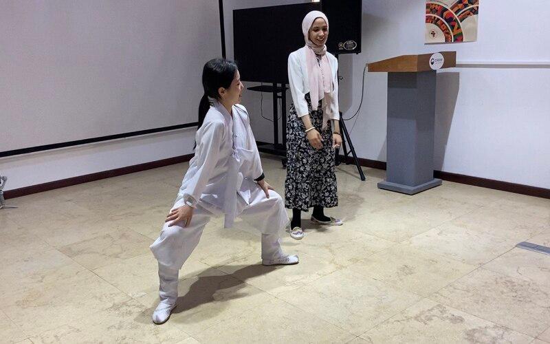 صورة للمدربة أثناء توضيح حركات الرقصة لنا. (الصورة من ايمان احمد)