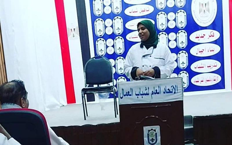 تظهر الصورة حنين وهي تتحدث عن الثقافة الكورية والطعام الكوري في لجنة الطهاة بإتحاد شباب العمال بوزارة الشباب والرياضة المصرية. (الصورة من جنين خالد وتم أخذ الأذن منها لاستخدامها في المقال)
