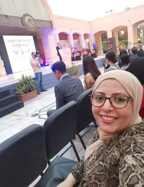 الصورة تظهر المراسلة الفخرية وفي الخلفية السفير الكوري لدى مصر يلقي كلمة الافتتاح.