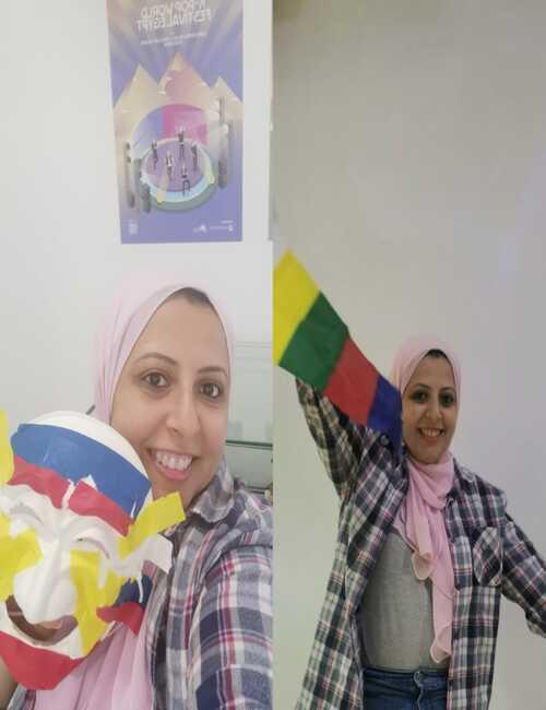 الصور تظهر المراسلة بالقناع الذي قامت بتزيينه والقطعة القماشية الخاصة بالرقص.