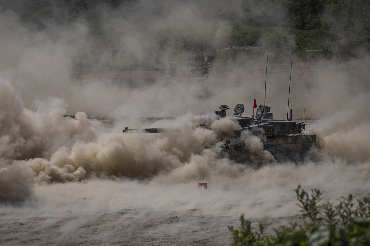  دبابة كي-2 من الفرقة المتنقلة الثامنة تتقدم إلى الأمام وسط الغبار خلال التدريبات العسكرية استعدادا لمواجهة الوحدة الآلية التي أجريت في مركز داراكديه للتدريب العلمي في بلدة يونتشون، مقاطعة كيونغ كي اليوم الثلاثاء الموافق 18 يونيو.