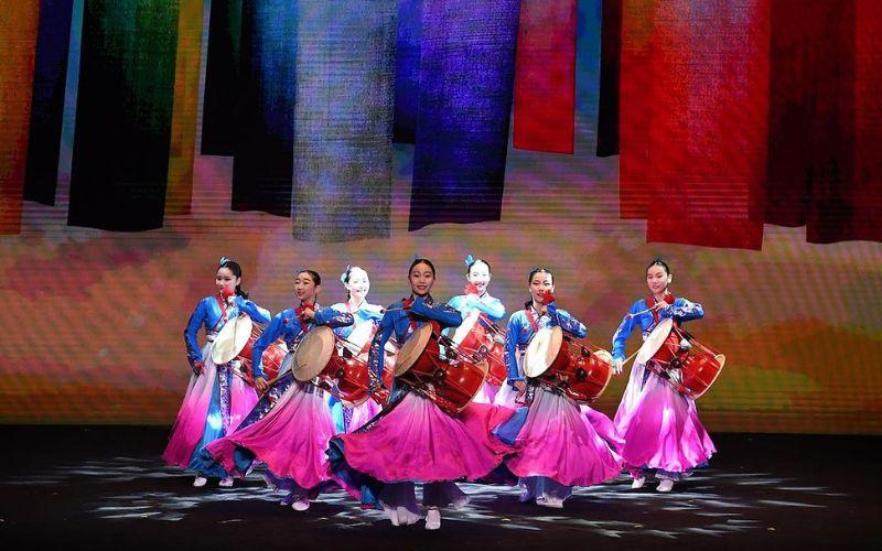 قدمت الفرقة رقص 'الطبول' الذي يبرز الحياة الحماسية الثقافية الكورية من خلال استخدام مجموعة متنوعة من الآلات الإيقاعية التقليدية الكورية. (الصورة من حساب أنستغرام الرسمي للمجلس الوطني للفنون والثقافة الكويتي)