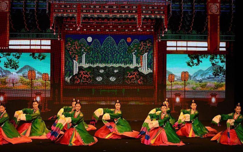 الصورة تظهر رقصة 'القصر' الكورية التراثية من احتفالية 'إيقاعات كوريا' على مسرح عبد الحسين عبد الرضا بالكوريت. (الحساب الرسمي للمجلس الوطني للفنون والثقافة الكويتي على أنستغرام)