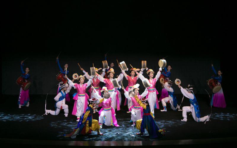 الصورة تظهر لقطة من أحد العروض المتنوعة التي تم تنظيمها في الكويت وتشمل رقصات الكوريوغرافيا وعروض الآلات الموسيقية والرقصات الجماعية وحتى رقصات الكيبوب. (الصورة من بارك مو-آي مدير فرقة الملائكة الصغار)