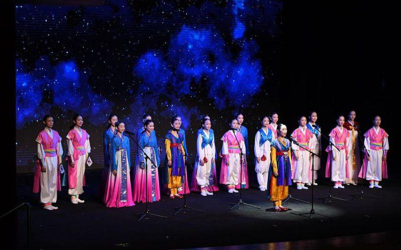 الصورة تظهر عرض كورال الملائكة الصغار للفنون الأدائية تقدمه وكالة الشؤون الثقافية الكويتية. (الصورة من بارك مو- آي مدير فرقة الملائكة الصغار)