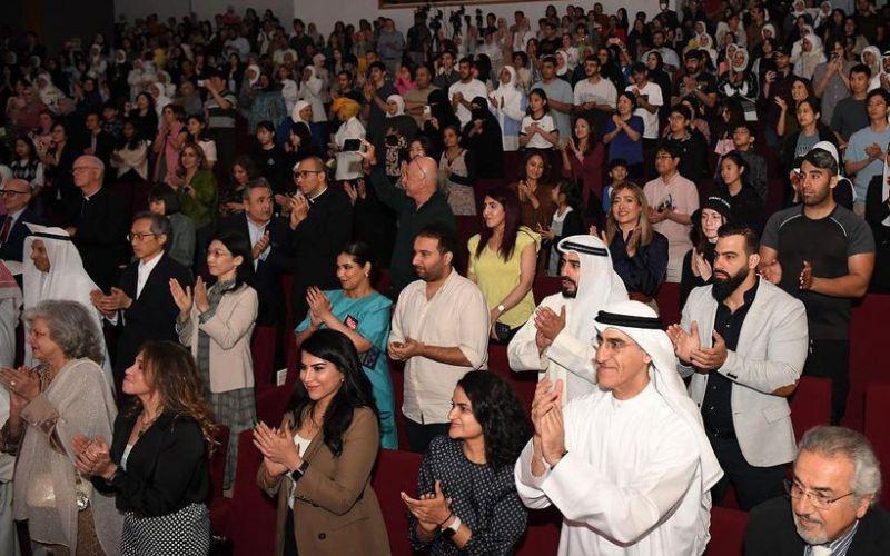 الصورة تظهر واحدة من أبرز لحظات المهرجان بالنسبة لفرقة 'الملائكة الصغار' حيث وقف الجمهور للتصفيق بعد انتهاء العرض، وجدير بالذكر أن مسرح عبد الحسين عبد الرضا يتسع لأكثر من 700 شخصا. (الصورة من بارك مو - آي مدير فرقة الملائكة الصغار)