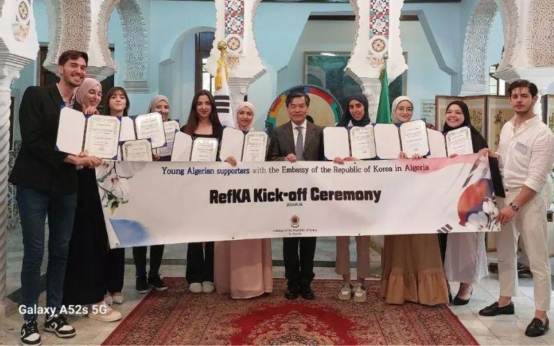 تظهر الصورة سعادة السفير يو كي جون مع الداعميين الرقميين العشرة للثقافة الكورية في الجزائر. (الصورة من الحساب الرسمي للسفارة الكورية في الجزائر على الأنستغرام)
