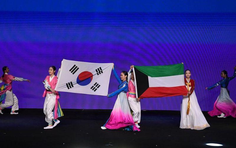 فرقة الفنون الكورية ’الملائكة الصغار‘ تأسست في كوريا يوم 5 مايو 1962 كمجموعة فنية تقليدية تتألف من أطفال من المراحل الابتدائية والمتوسطة، بهدف نشر تميز الفنون الثقافية في كوريا على مستوى العالم. (الصورة من حساب أنستغرام الرسمي للمجلس الوطني للفنون والثقافة الكويتي)