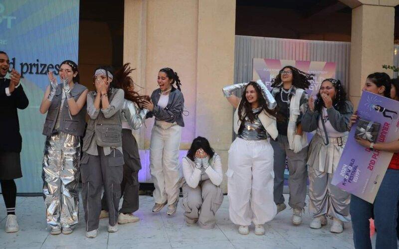 الصورة تظهر أعضاء فريق بيترسويت لحظة سماع إعلان النتيجة وحصولهم على المركز الأول عن فئة الرقص في مسابقة كيبوب وورلد فيستيفال ٢٠٢٤، ونستطيع أن نرى مشاعر السعادة والفرحة الغامرة على وجوههم وردود أفعالهم. (الصورة من الصفحة الرسمية للمركز الثقافي الكوري بمصر على الفيسبوك)