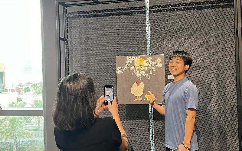 سعادة جمهور الفن الكوري بمعرض حديقة من ورق الصورة من المركز الثقافي الكوري فى الإمارات مع الإذن