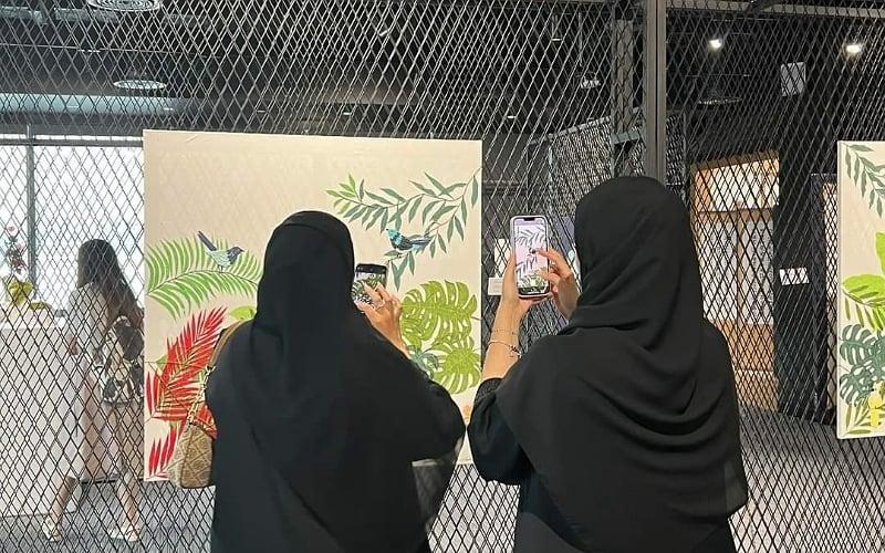 استقبال الجمهور لمعرض الفنانة الكورية سو أون جين الصورة من المركز الثقافي الكوري بالإمارات مع الإذن.