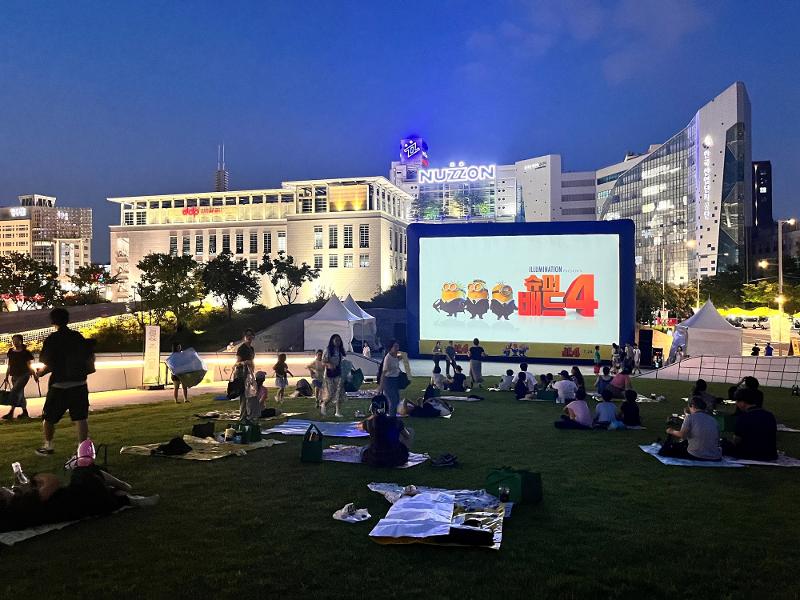 برنامج ’سينما على التل العشبي‘ يقام في التل العشبي التابع لدونغ ديمون ديزاين بلازا (دي دي بي) في يوم 1 أغسطس. (الصورة من مؤسسة سيئول للتصميم)