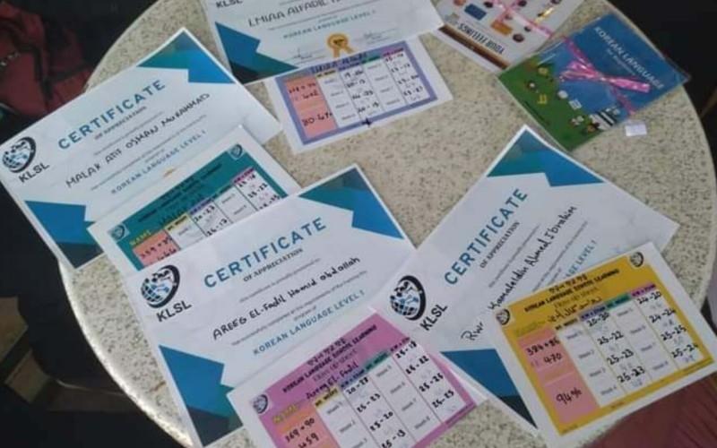 بعض شهادات التخرج لواحدة من الدفع في معهد ’كي ال اس ال‘. (تم أخذ الإذن باستخدام الصورة)