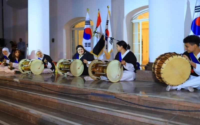 صورة أثناء عرض السامولنوري بمقر سيادة السفير السيد كيم يونغ-هيون احتفالا بيوم التأسيس الوطني الكوري يوم 2 أكتوبر الصورة م غادة محمد مع الإذن.