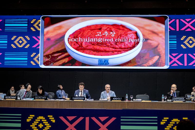اللجنة الحكومية التابعة لاتفاقية اليونسكو بشأن التراث الثقافي غير المادي اتخذت القرار النهائي بإدراج ثقافة ’جانغ دامغوغي‘ الكورية التقليدية إلى قائمة التراث الثقافي غير المادي للبشرية خلال الدورة التاسعة عشرة للجنة الحكومية الدولية للتراث الثقافي غير المادي لليونسكو، والتي عقدت في أسونسيون، باراغواي في يوم 3 ديسمبر (بتوقيت باراغواي). (الصورة من الصفحة الرسمية لليونسكو على فليكر)