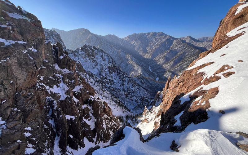 قمة سيوراكسان غونجيومسونغ خلال فصل الشتاء (الصورة من هيونجيونغ بارك وتم الحصول على الإذن منها شخصيا لاستخدامها)