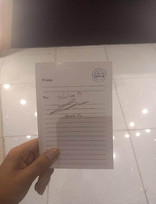 صورة التوقيع من المخرج يو جيسون وقام بكتابة شكرا بطريقة لطيفة (الصورة من المراسلة اسراء سيد )