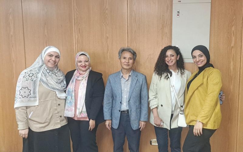 صورة للأستاذ ’أو سي جونج‘ وفريق الاشراف على ترجمة الورشة من أعضاء هيئة التدريس بالقسم (الصورة من ياسمين مدحت)