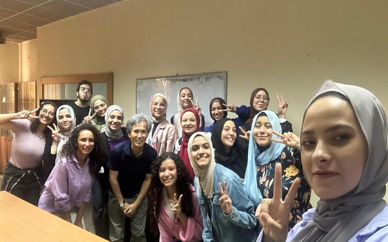 صورة للقاء الافتتاحي لورشة الترجمة تجمع بين أعضاء الورشة من هيئة التدريس وطلاب قسم اللغة الكورية (الصورة من ياسمين مدحت)