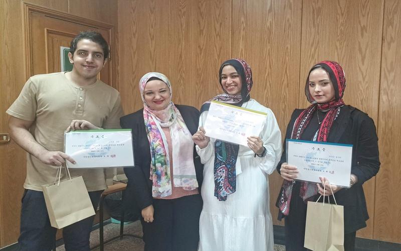 صورة تجمعني بطلاب المجموعة التي قمت بالأشراف عليهم من الفرقة الثالثة والرابعة بالقسم (الصورة من ياسمين مدحت)