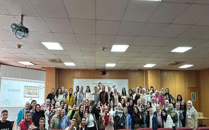 صورة جماعية لحضور السيمنار الختامي لورشة الترجمة بقسم اللغة الكورية (الصورة من ياسمين مدحت)