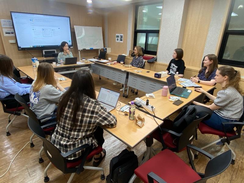 الطلاب الأجانب الناطقون بالروسية يتلقون دورة تدريبية حول الترجمة الأدبية الأساسية في أكاديمية الترجمة التابعة للمعهد الكوري للترجمة الأدبية في يوم 30 مايو الماضي. (الصورة من أكاديمية الترجمة التابعة للمعهد الكوري للترجمة الأدبية)