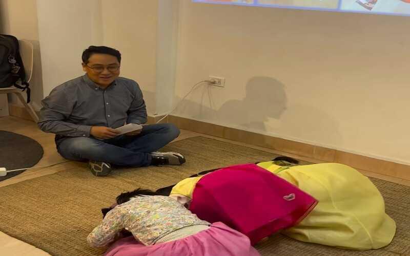 أبناء المعلمين يرتدون الهانبوك ويقومون بالانحناء للمعلم ’جوزيف‘ لتوضيح تقاليد الانحناء للآباء في عيد الـ’سولال‘- الصورة من أمنيه أمير