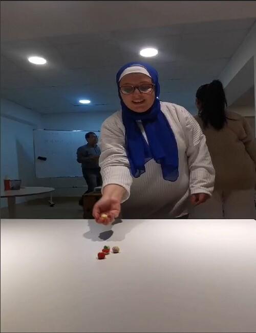 محاولتي للعب الـ’كونغ-غي‘- الصورة من أمنيه أمير