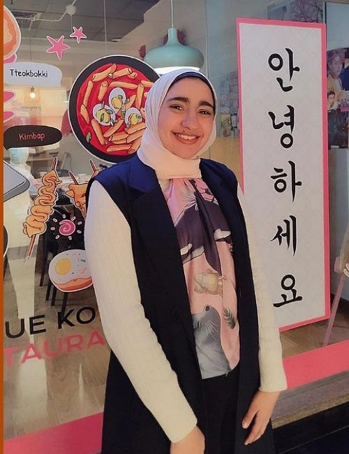 تظهر الصورة فاطمة عصام أثناء وجودها في مطعم 