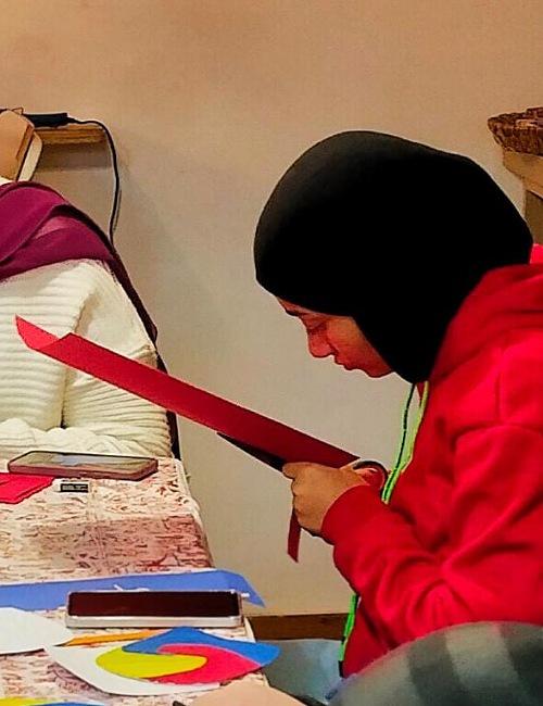 تظهر الصورة زينب أثناء حضورها ورشة 