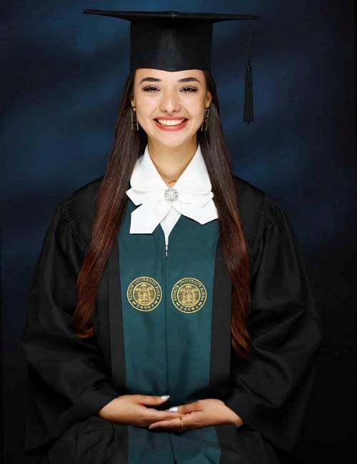 تظهر الصورة چنى وهي ترتدي زي التخرج من جامعة 