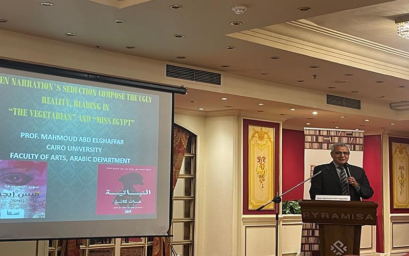 الأستاذ الدكتور ’محمود عبد الغفار‘ أثناء إلقائه محاضرة بعنوان ’إغواء السرد حين يؤلف الواقع القبيح: قراءة في رواية النباتية ورواية ميس إيجيبت‘. (الصورة من سلوى الزيني)