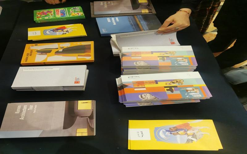 الكتب المعروضة عند الدخول التي يختار الزائر منها كتبًا واحدًا كهدية- الصورة من أمنيه أمير