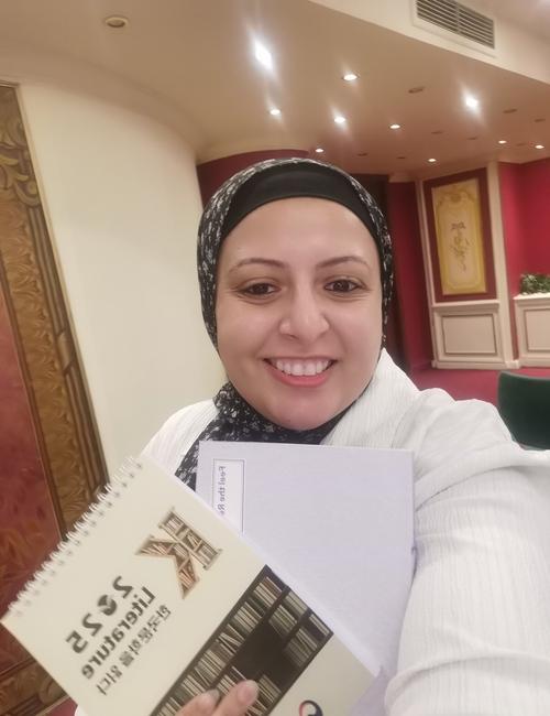 الدفتر التذكاري والكتاب الذي قمت باختياره عند الدخول وهو كتاب عن التراث الكوري بالانجليزية - الصورة من أمنيه أمير