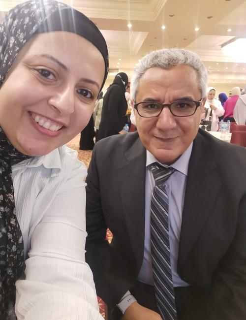 صورة لي مع الدكتور ’محمود عبدالغفار‘- الصورة من أمنيه أمير