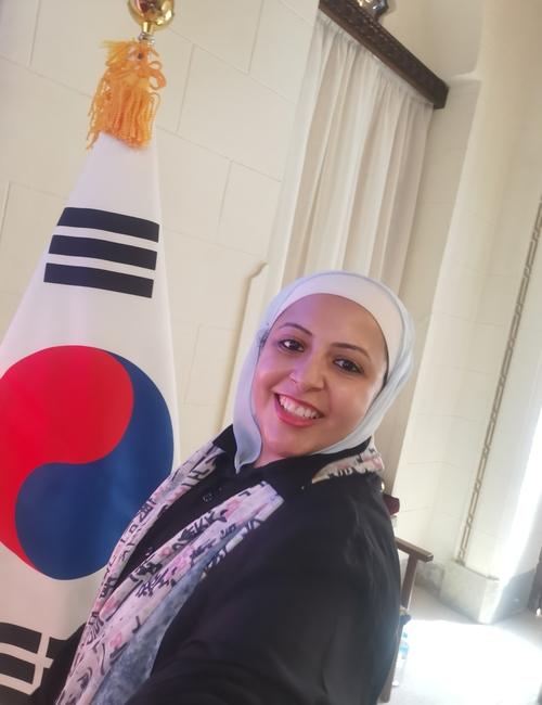 صورة لي بجوار العلم الكوري بقاعة المؤتمر- الصورة من أمنيه أمير