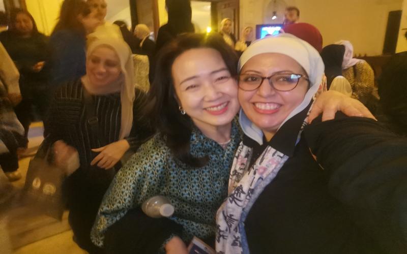 صورة لي برفقة معلمتي الكورية - الصورة من أمنيه أمير
