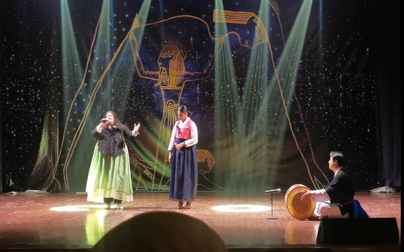 ’إيمان بدر‘ تغني إحدى الأغاني الكورية التقليدية بحفل ختام فعالية ’كوريا لايف‘ بمتحف الحضارة عام 2023. (الصورة من أمنيه أمير)