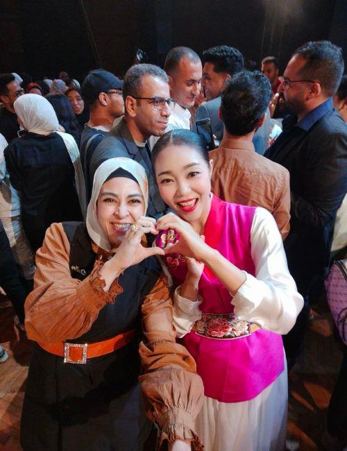 هانبوك تقليدي بلمسة عصرية في حفل قافلة الثقافة الكورية ترتديه إحدى مؤديات العروض. (الصورة من زينب كمال)